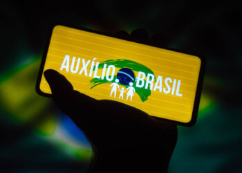 BRAZIL - 2021/11/11: In this photo illustration a Auxílio Brasil logo is seen displayed on a smartphone screen. (Photo Illustration by Rafael Henrique/SOPA Images/LightRocket via Getty Images)