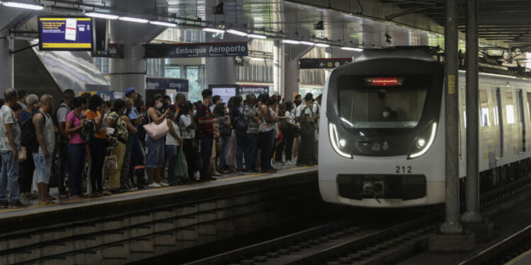 SALVADOR: Furtos a fios de cobre e cabos prejudica a população e mobilidade urbana.
Nas fotos: movimentação na estação de metrô Acesso Norte.
Fotos: Uendel Galter/ Ag. A Tarde
Data: 05/08/2022