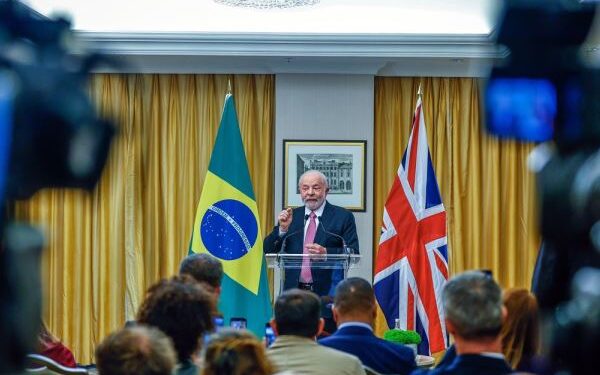 Londres, Inglaterra, 06.05.2023 – 06.05.2023 - Presidente da República, Luiz Inácio Lula da Silva, faz declaração à imprensa após a coroação do Rei Charles III. Londres - Inglaterra. Foto: Ricardo Stuckert/PR