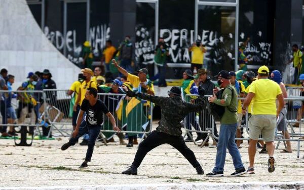 Manifestantes invadem Congresso, STF e Palácio do Planalto.