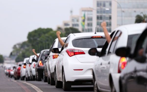 30/10/2017- Brasília - Motoristas de aplicativos de todo o Brasil fazem buzinaço em frente ao Congresso em protesto contra o projeto de lei que regulamenta aplicativos de transporte privado, como Uber e Cabify 
Foto: Marcelo Camargo/Agência Brasil