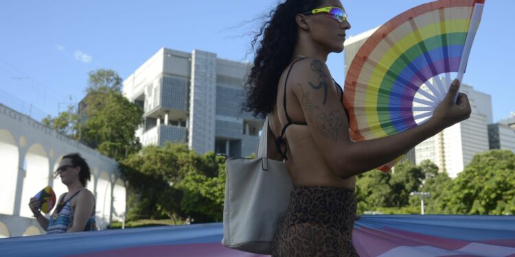 parada-lgbtqiap+-no-rio-reivindica-o-direito-de-“ser-voce-mesmo”