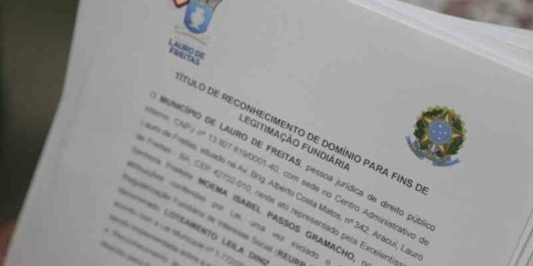 prefeitura-entrega-escrituras-de-imoveis-aos-moradores-das-localidades-do-tamarineiro-e-cajueiro,-em-lauro-de-freitas