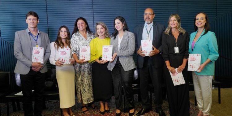 livro-“mulheres-e-lobby-no-parlamento-brasileiro”-mostra-barreiras-de-genero-enfrentadas-no-espaco-politico