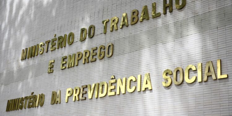 governo-propoe-a-servidores-aumento-em-auxilios,-sem-reajuste-salarial