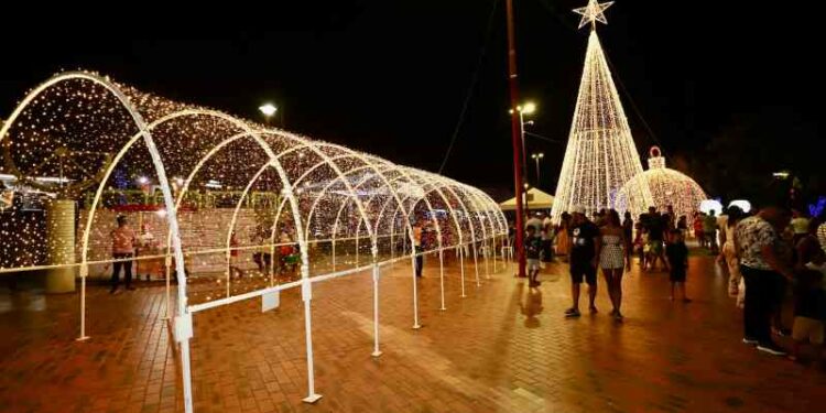 inauguracao-das-‘luzes-de-natal’-encanta-e-emociona-o-publico-do-centro-de-lauro-de-freitas