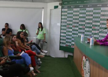 palmeiras-anuncia-abel-ferreira-ate-2025-em-coletiva-so-para-mulheres