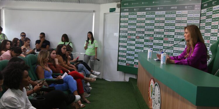 palmeiras-anuncia-abel-ferreira-ate-2025-em-coletiva-so-para-mulheres