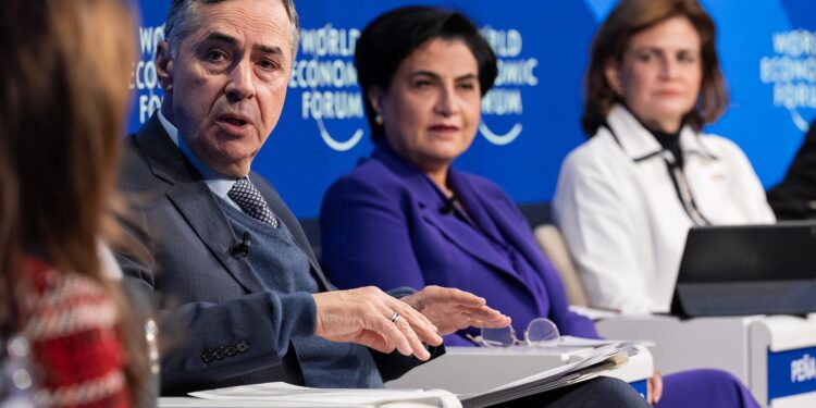 em-davos,-barroso-defende-debate-sobre-drogas-e-soberania-da-amazonia