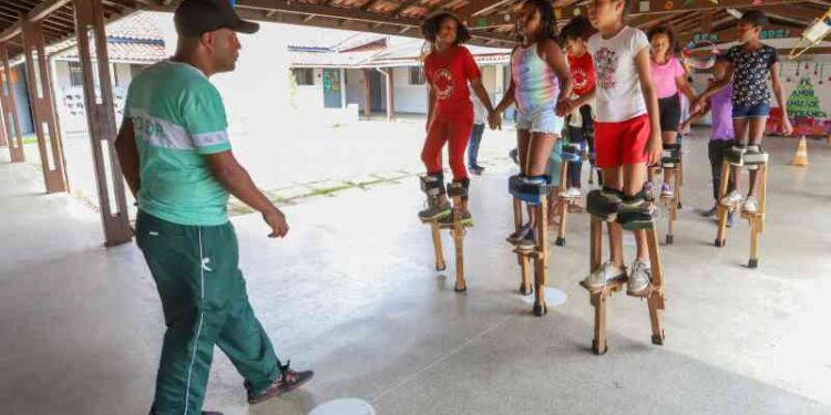 educarte-ferias:-estudantes-da-rede-municipal-participam-de-aulas-de-arte-circense,-capoeira-e-atividades-esportivas