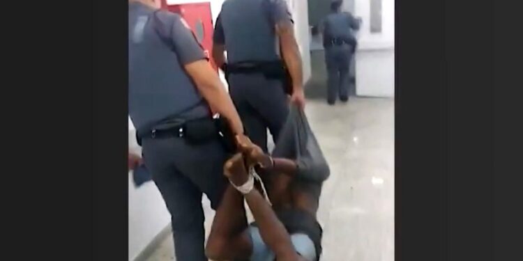 rapaz-amarrado-com-cordas-por-policiais-pede-indenizacao-por-tortura