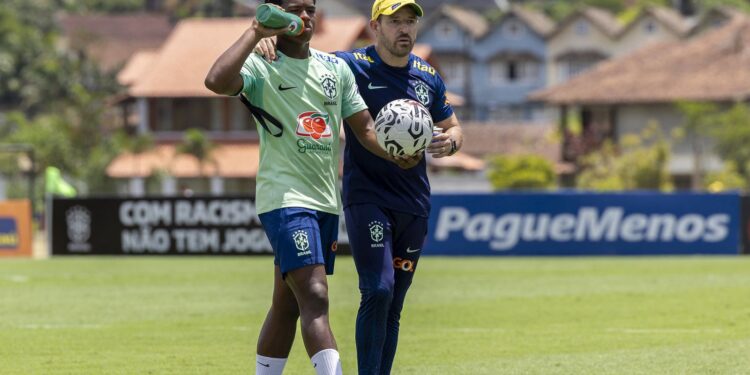 “selecao-mostrou-evolucao”,-elogia-ramon,-apos-2-a-0-sobre-colombia