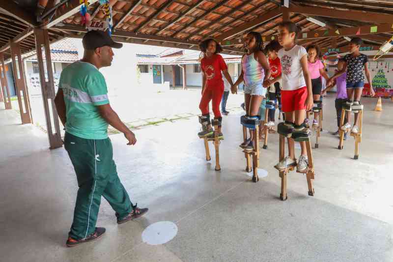 educarte-ferias:-estudantes-da-rede-municipal-participam-de-aulas-de-arte-circense,-capoeira-e-atividades-esportivas