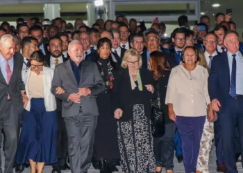 O presidente Luiz Inácio Lula da Silva, governadores e autoridades cruzam a Praça dos Três Poderes para visitar as instalações da sede do Supremo Tribunal Federal (STF) um dia após os atos terroristas que depredaram a sede do tribunal, o Congresso e o Palácio do Planalto. Foto: Fabio Rodrigues-Pozzebom/Agência Brasil