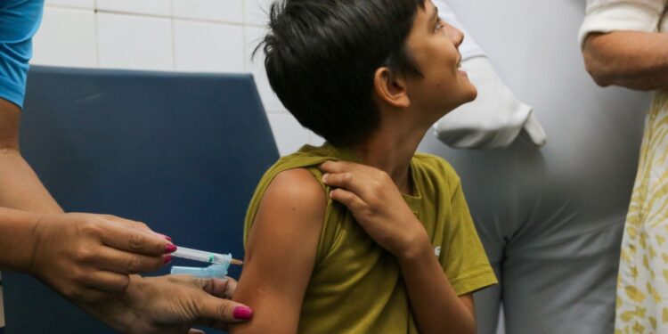 rio-inicia-vacinacao-de-criancas-de-10-anos-contra-a-dengue