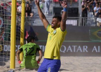mundial-de-beach-soccer:-brasil-goleia-japao-para-alcancar-semifinal