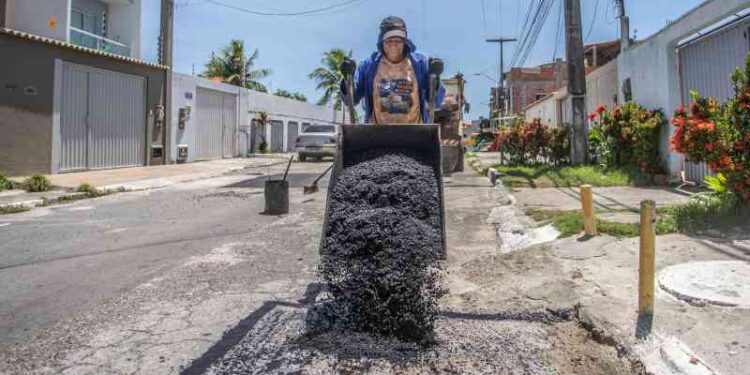 operacao-tapa-buraco:-com-dez-equipes-nas-ruas,-em-um-mes-seinfra-recupera-120-vias-em-lauro-de-freitas