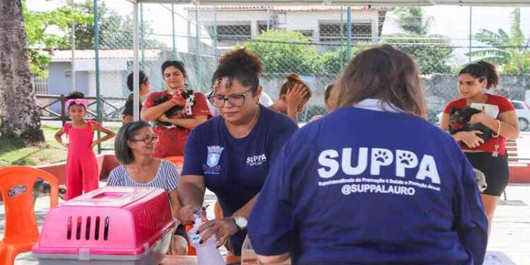 tutores-levam-animais-para-serem-atendidos-em-acao-da-suppa,-em-lauro-de-freitas