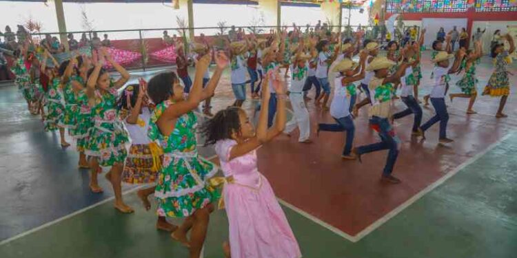 cultura-e-tradicao-marcam-o-4o-encontro-junino-das-escolas-municipais-de-lauro-de-freitas