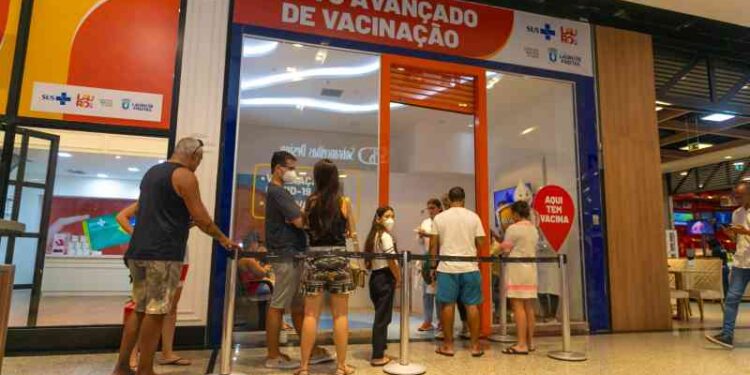 referencia-nacional,-posto-avancado-de-vacinacao-completa-um-ano-com-mais-de-43,5-mil-doses-aplicadas-em-lauro-de-freitas