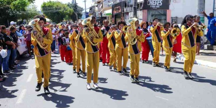 populacao-lotam-as-ruas-do-centro-e-festejam-os-62-anos-de-emancipacao-politica-de-lauro-de-freitas