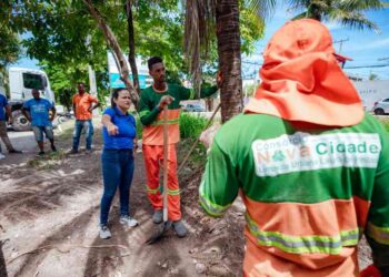 prefeita-vai-as-ruas-acompanhar-os-servicos-de-iluminacao-e-manutencao-da-cidade