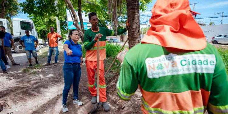 prefeita-vai-as-ruas-acompanhar-os-servicos-de-iluminacao-e-manutencao-da-cidade