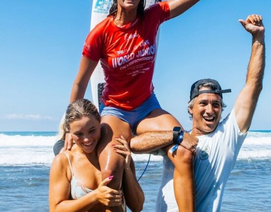 luana-silva-bate-japonesa-e-fatura-titulo-do-mundial-junior-de-surfe