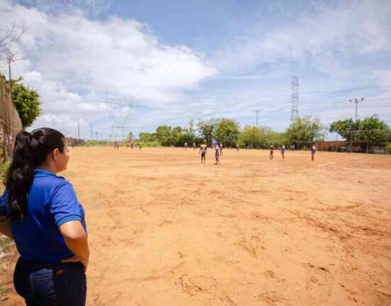 prefeita-debora-regis-prestigia-campeonato-de-futebol-do-capelao