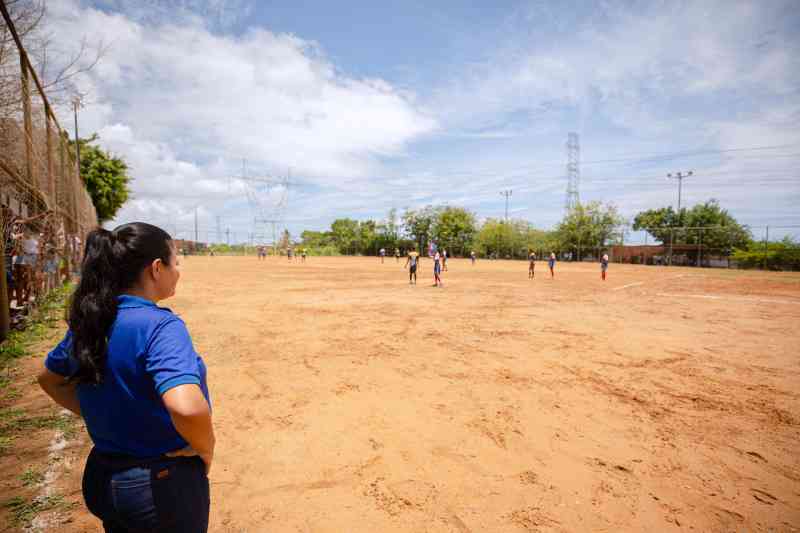 prefeita-debora-regis-prestigia-campeonato-de-futebol-do-capelao