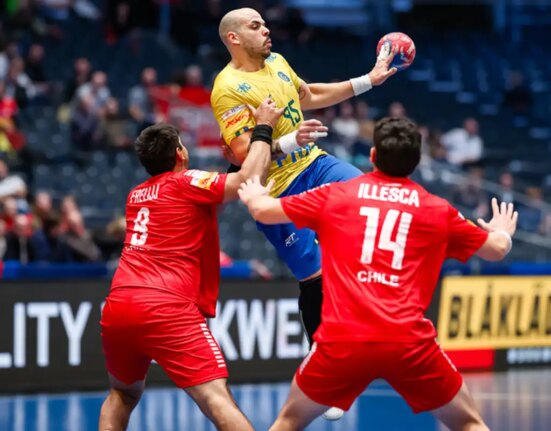 brasil-oscila,-mas-supera-chile-na-2a-fase-do-mundial-de-handebol