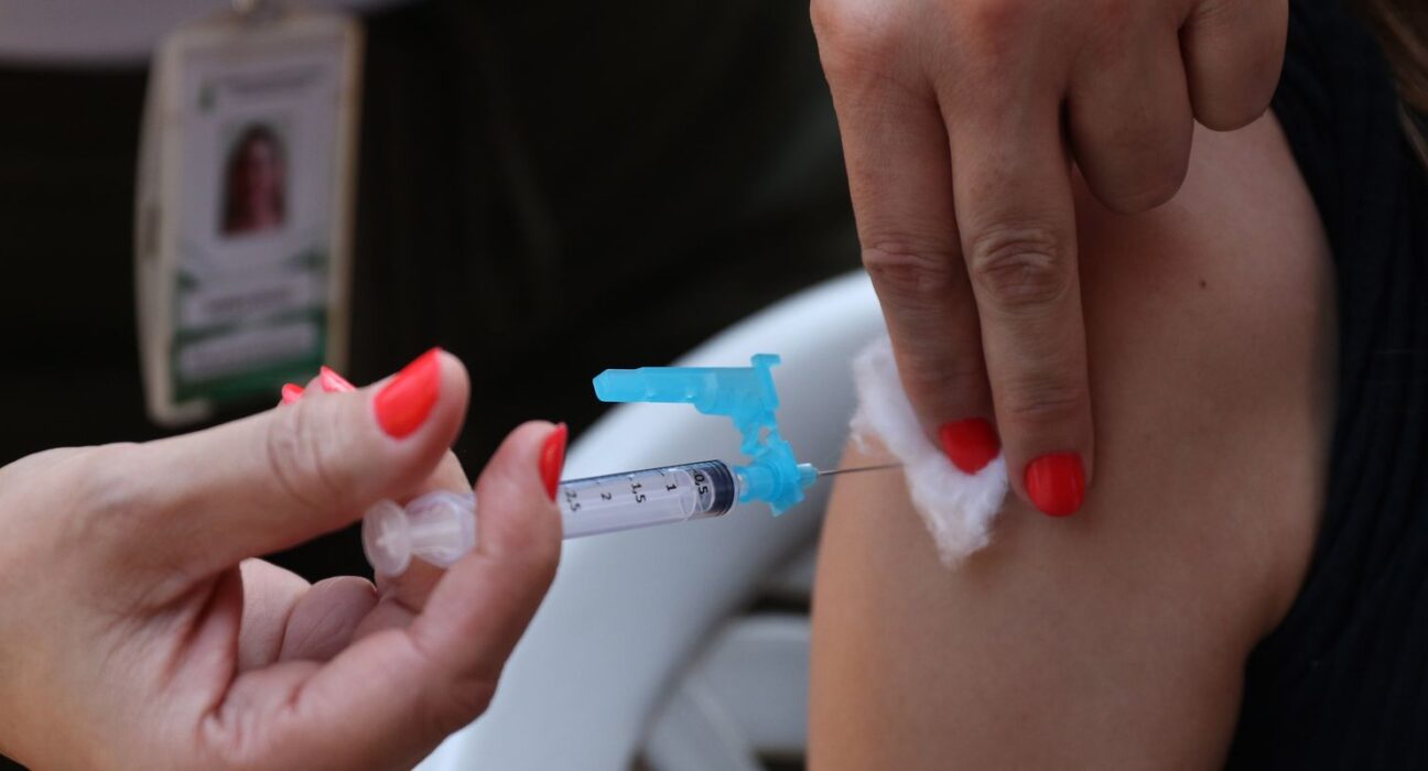 rio-vai-ampliar-faixa-etaria-para-vacinacao-da-dengue-para-16-anos