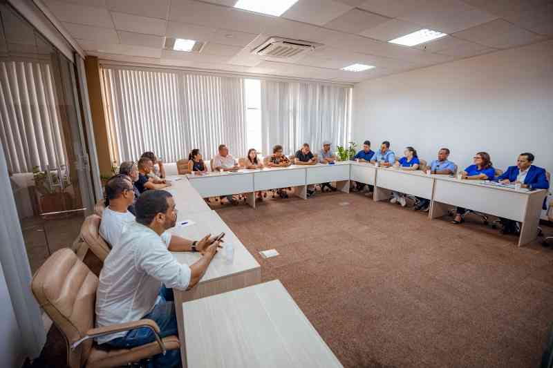 prefeitura-recebe-servidores-municipais-e-ouve-pleito-da-categoria