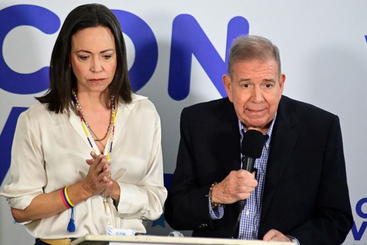 Opposition presidential candidate Edmundo Gonzalez speaks next to Venezuelan opposition leader Maria Corina Machado during a press conference following the announcement by the National Electoral Council that Venezuela's President Nicolas Maduro won the presidential election, in Caracas, Venezuela, July 29, 2024. REUTERS/Maxwell Briceno