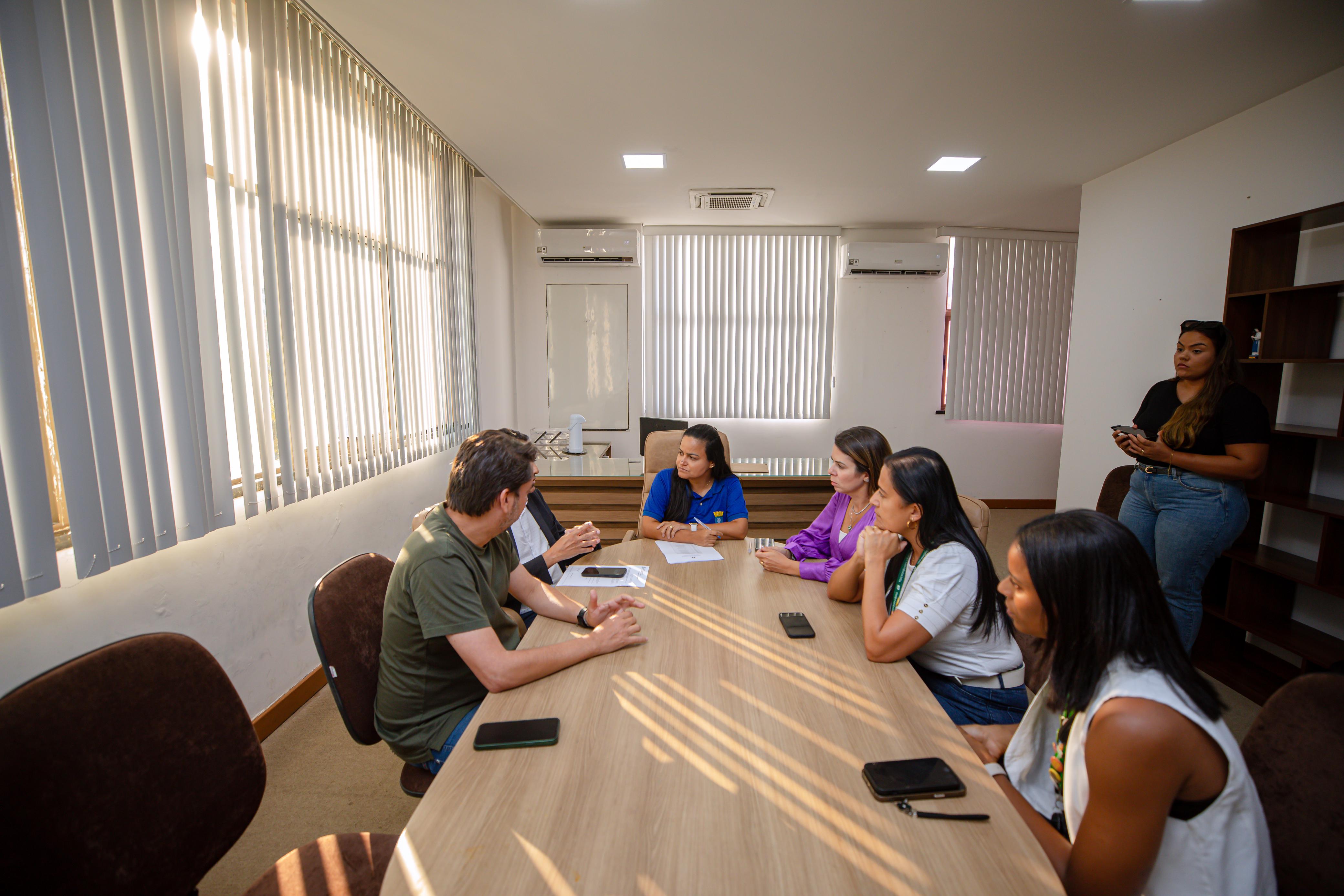 Aps reunio com a Neoenergia Coelba, prefeita garante continuidade do fornecimento de iluminao pblica 