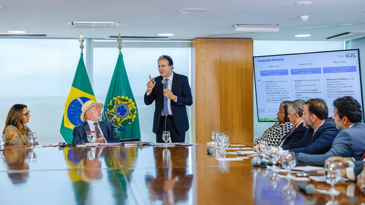 Brasília (DF), 13/01/2025 - Presidente da República, Luiz Inácio Lula da Silva e o ministro da Educação Camilo Santana, durante a cerimônia de Sanção do Projeto de Lei n° 4.932/2024, que dispõe sobre a utilização, por estudantes, de aparelhos eletrônicos portáteis pessoais nos estabelecimentos públicos e privados de ensino da educação básica, no Palácio do Planalto. Foto: Ricardo Stuckert/PR