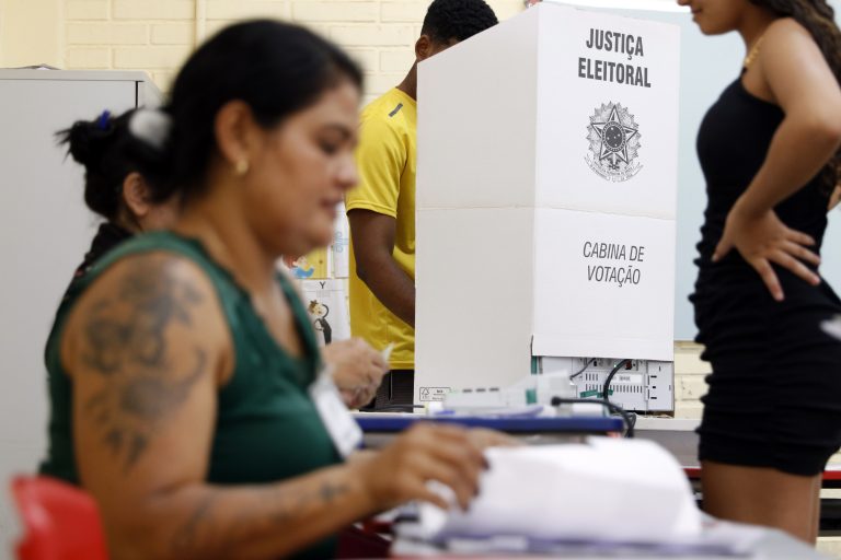 Eleições - eleição - votação - justiça eleitoral - Valparaíso (GO), 06/10/2024 - Eleitores durante dia de votação nas eleições 2024.