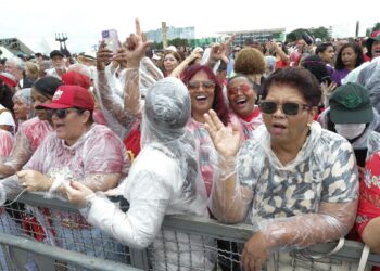 manifestantes-comemoram-democracia-na-praca-dos-tres-poderes