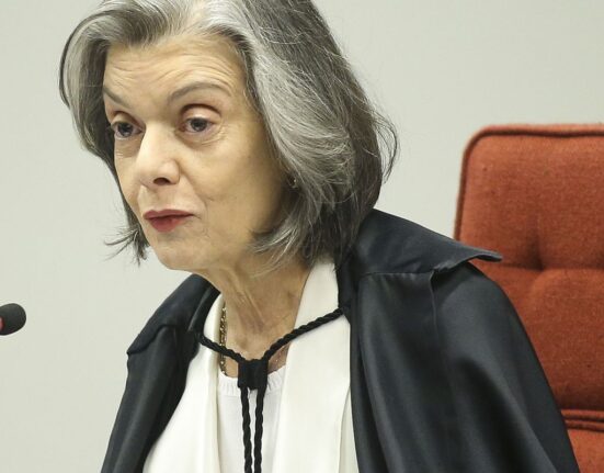 carmen-lucia-mantem-investigacao-contra-bolsonaro