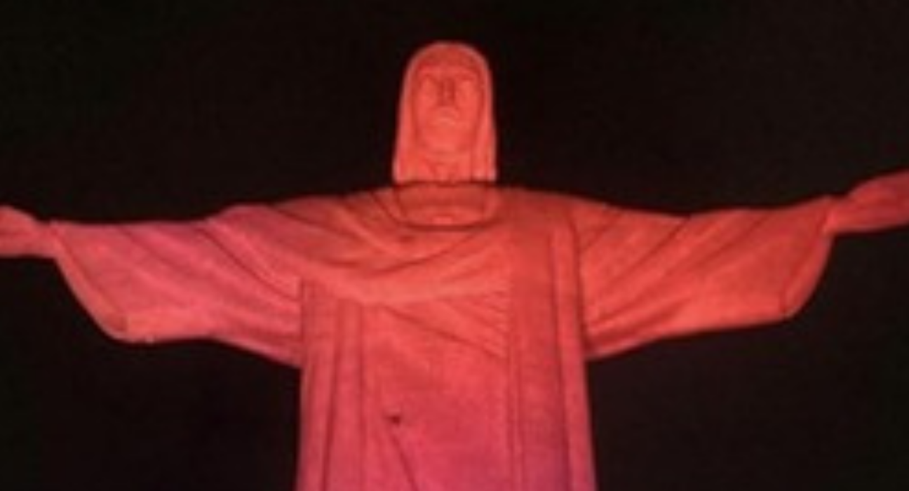 cristo-redentor-e-iluminado-com-as-cores-do-dia-internet-segura