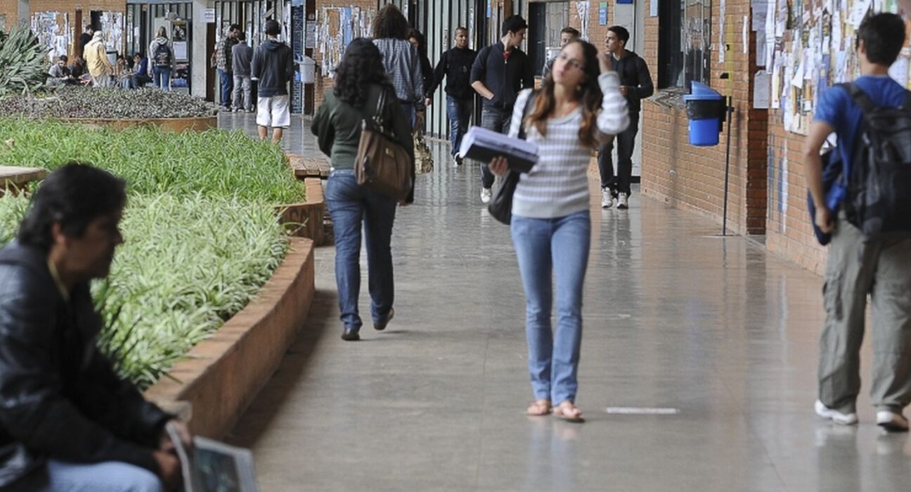estudantes-de-licenciatura-podem-se-cadastrar-para-concorrer-a-bolsas