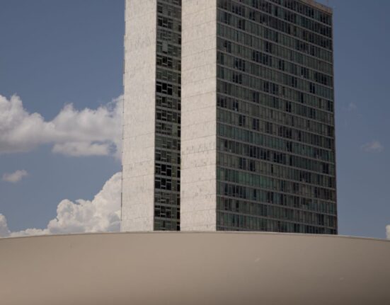 camara-aprova-pena-para-quem-divulgar-imagens-de-nudez-geradas-por-ia