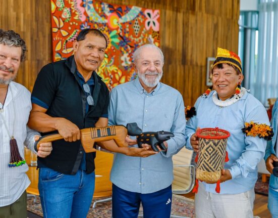 lula-recebe-indigenas-do-xingu-e-promete-visita-ao-territorio