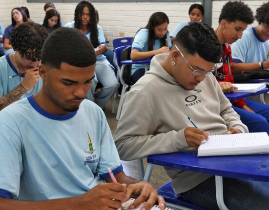 ajudar-a-familia-e-mais-educacao:-alunos-contam-como-usam-o-pe-de-meia