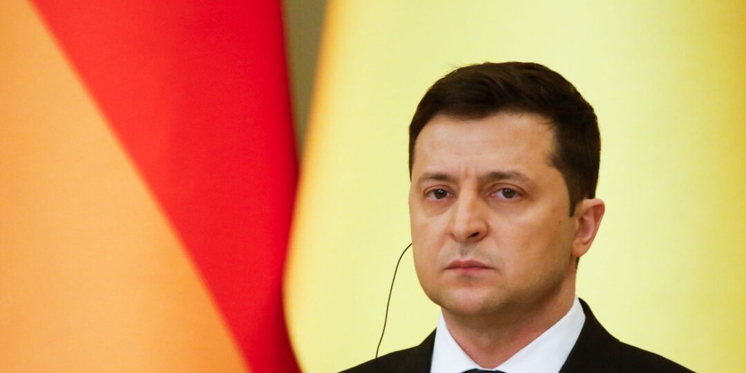 “devemos-alcancar-a-paz-pela-forca”,-diz-zelensky-no-3o-ano-em-guerra