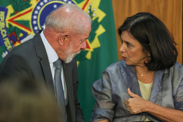 Brasília (DF), 25/02/2025 - Presidente Luiz Inácio Lula da Silva (e) ao lado da ministra da saúde, Nísia Trindade (d), durante cerimônia de assinatura de parcerias para fortalecimento da produção e inovação de vacinas e biofármacos  Foto: Jose Cruz/Agência Brasil