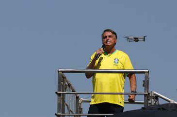 Rio de Janeiro (RJ) 21/04/2024 – O ex-presidente Jair Bolsonaro reúne apoiadores em manifestação política na orla de Copacabana. Foto: Fernando Frazão/Agência Brasil