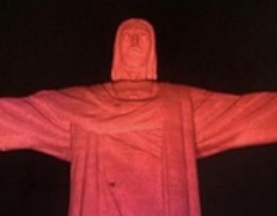 cristo-redentor-e-iluminado-com-as-cores-do-dia-internet-segura