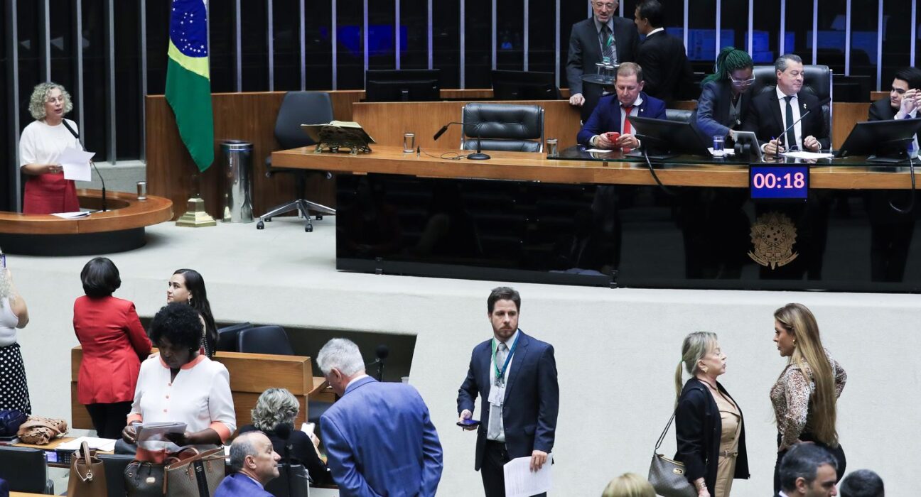 camara-aprova-atendimento-prioritario-para-maes-e-pais-atipicos-no-sus