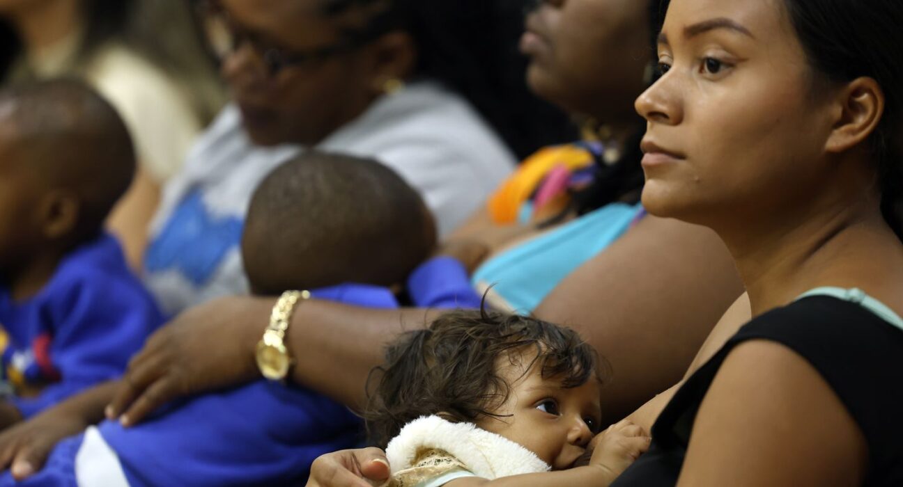 maes-vacinadas-contra-covid-protegem-bebes-com-aleitamento-exclusivo